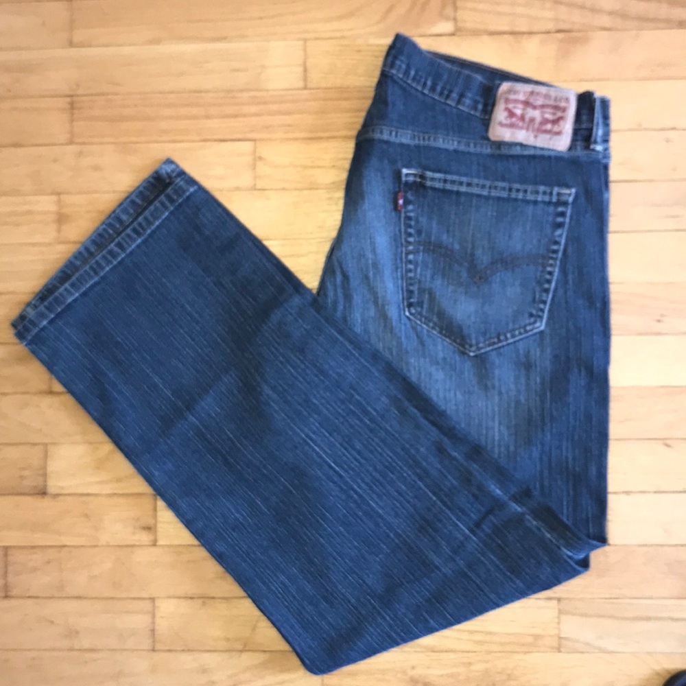 Levi’s 559 jeans. W-36, L-32.
